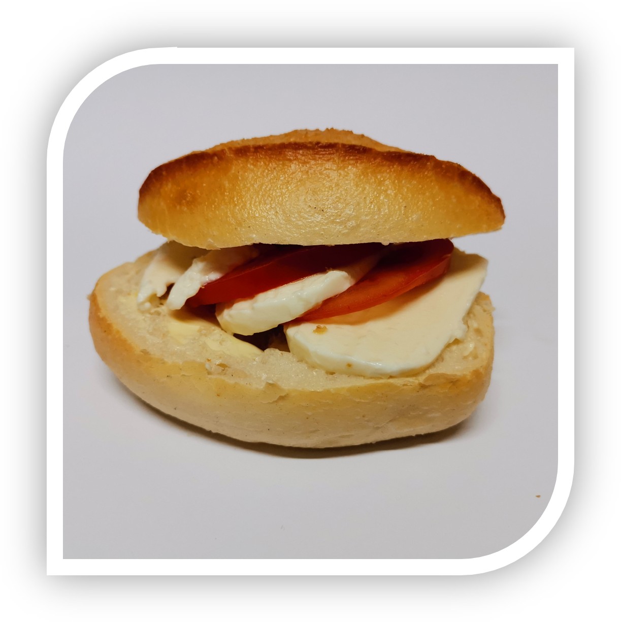 Historische Aufnahme aus dem Junior-Club (2020): belegtes Brötchen mit Mozzarella und Tomate